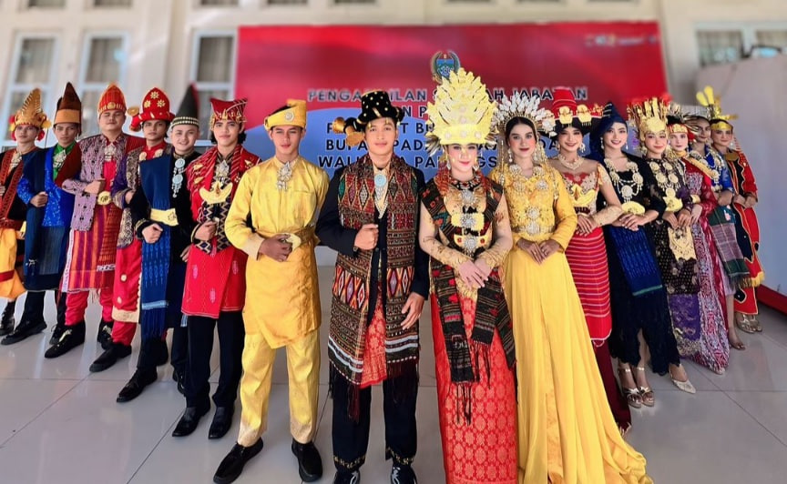 Pakaian Adat Indonesia